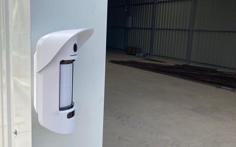 Técnico instalando sistema de alarma en propiedad de Almería